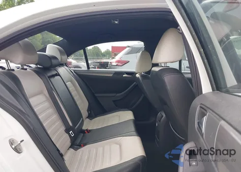 2016 Volkswagen Jetta 1.8T Sport из США, поврежденный, VIN 3VWD17AJ3GM228366